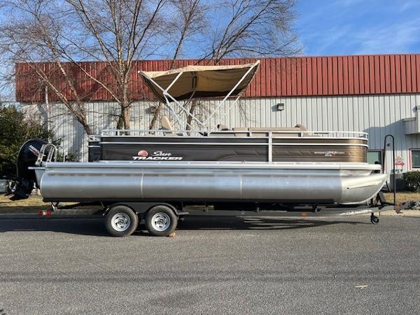 Sun Tracker Sportfish 24 XP3 2024 Sun Tracker Sportfish 24 XP3 pontoon boat on a trailer.