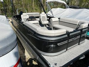 Qwest Splash Pad RW LTZ 2023 Qwest Splash Pad RW LTZ pontoon boat with spacious seating and sleek design.