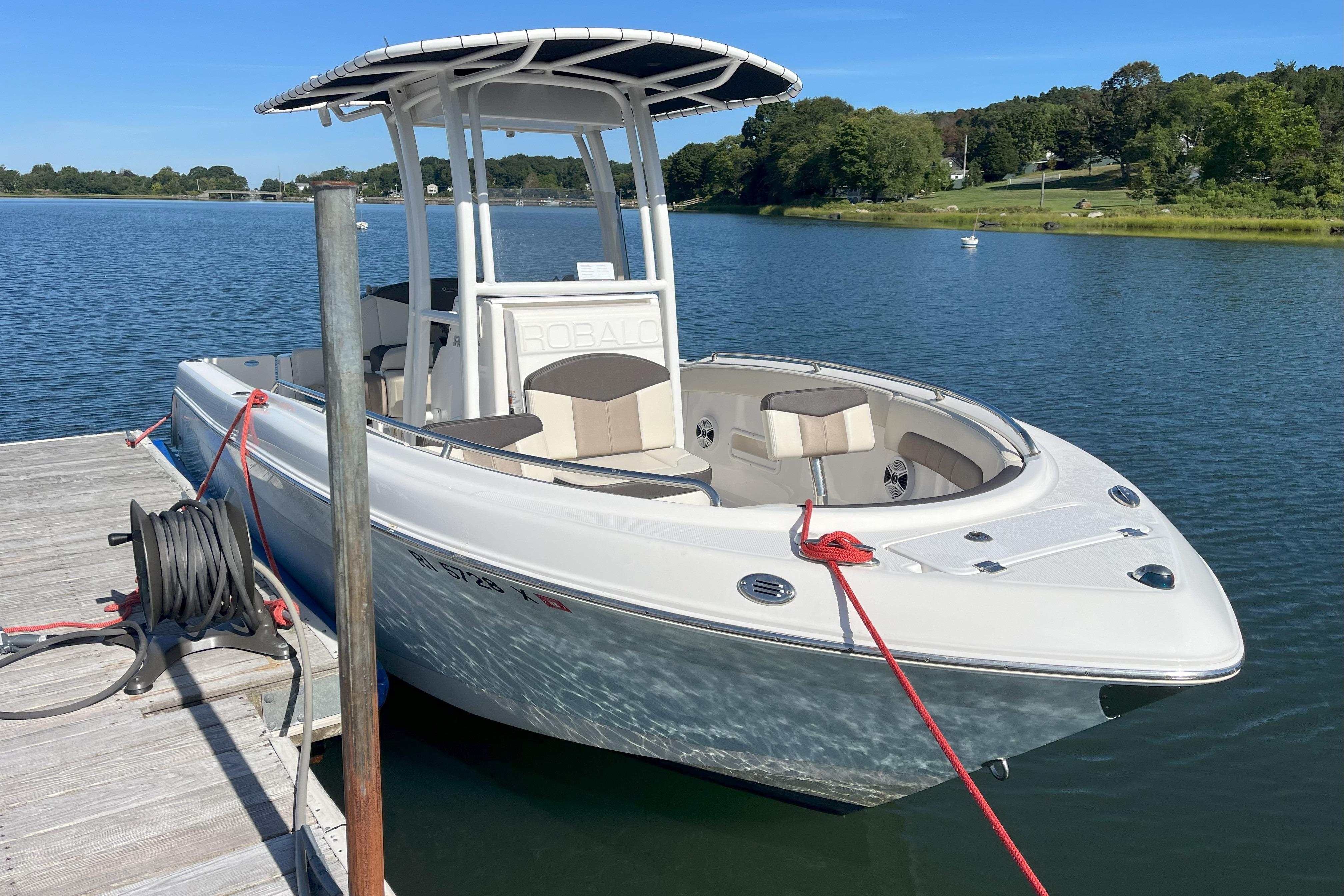 Robalo R222 Explorer 2019 Robalo R222 Explorer boat docked on a serene lake.