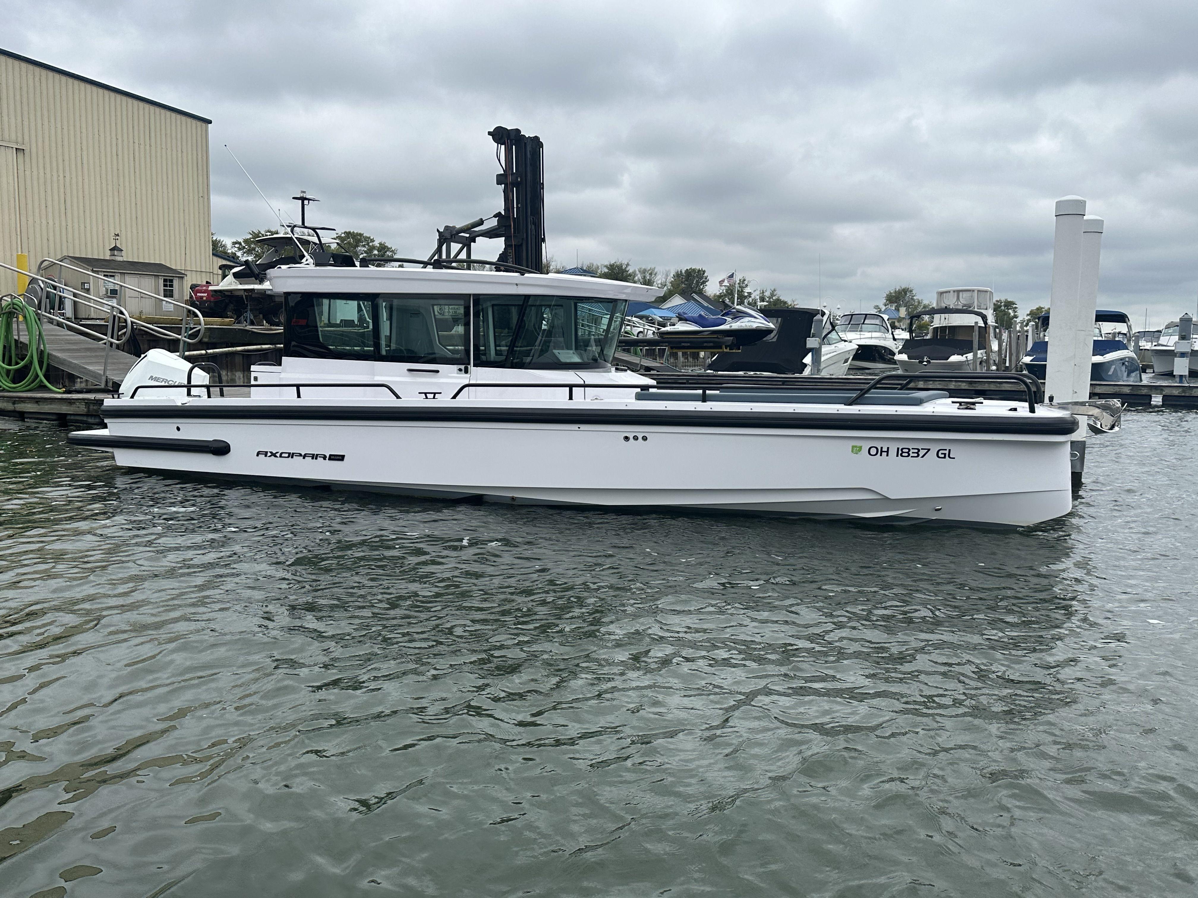 Axopar 28CABIN Image 1