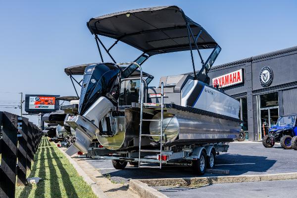 Manitou 24 EXPLORE SWITCHBACK 2023 Manitou 24 EXPLORE SWITCHBACK pontoon boat displayed at a Yamaha dealership.