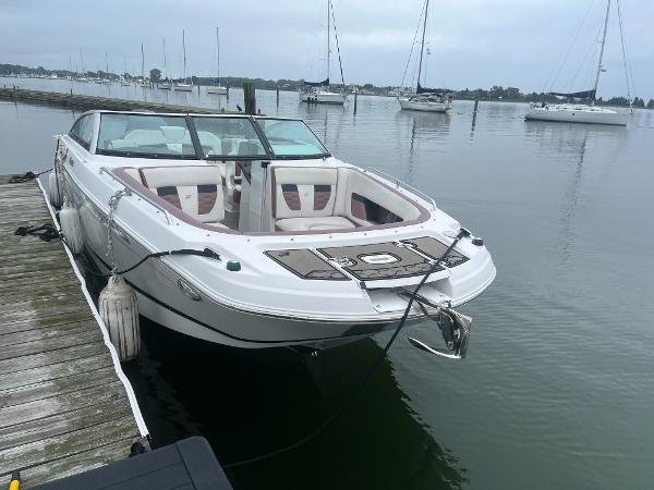 Four Winns 24 Bow Rider 2017 Four Winns 24 Bow Rider boat docked at a marina.