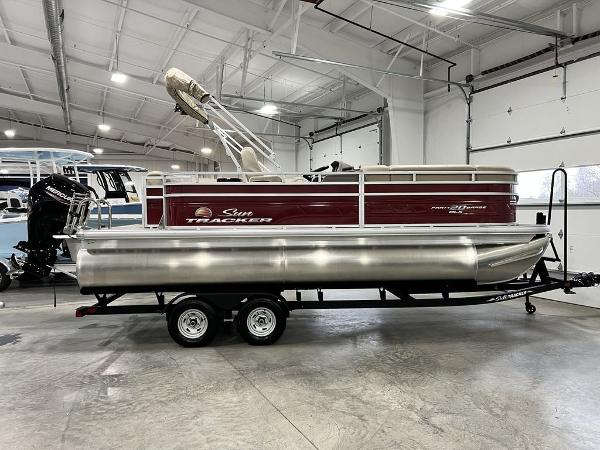 Sun Tracker Party Barge 20 DLX 2024 Sun Tracker PARTY BARGE® 20 DLX pontoon boat in showroom.