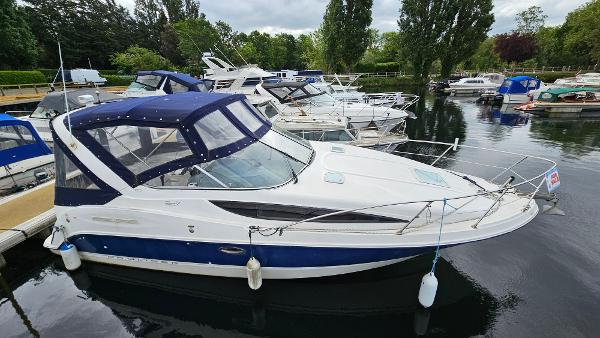 Bayliner 285 CIERA 2005 Bayliner 285 CIERA boat docked in a marina, surrounded by other vessels.