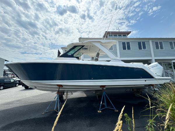 2025 Tiara Yachts 34 LS