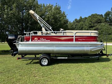 2024 Sun Tracker Party Barge 18 DLX
