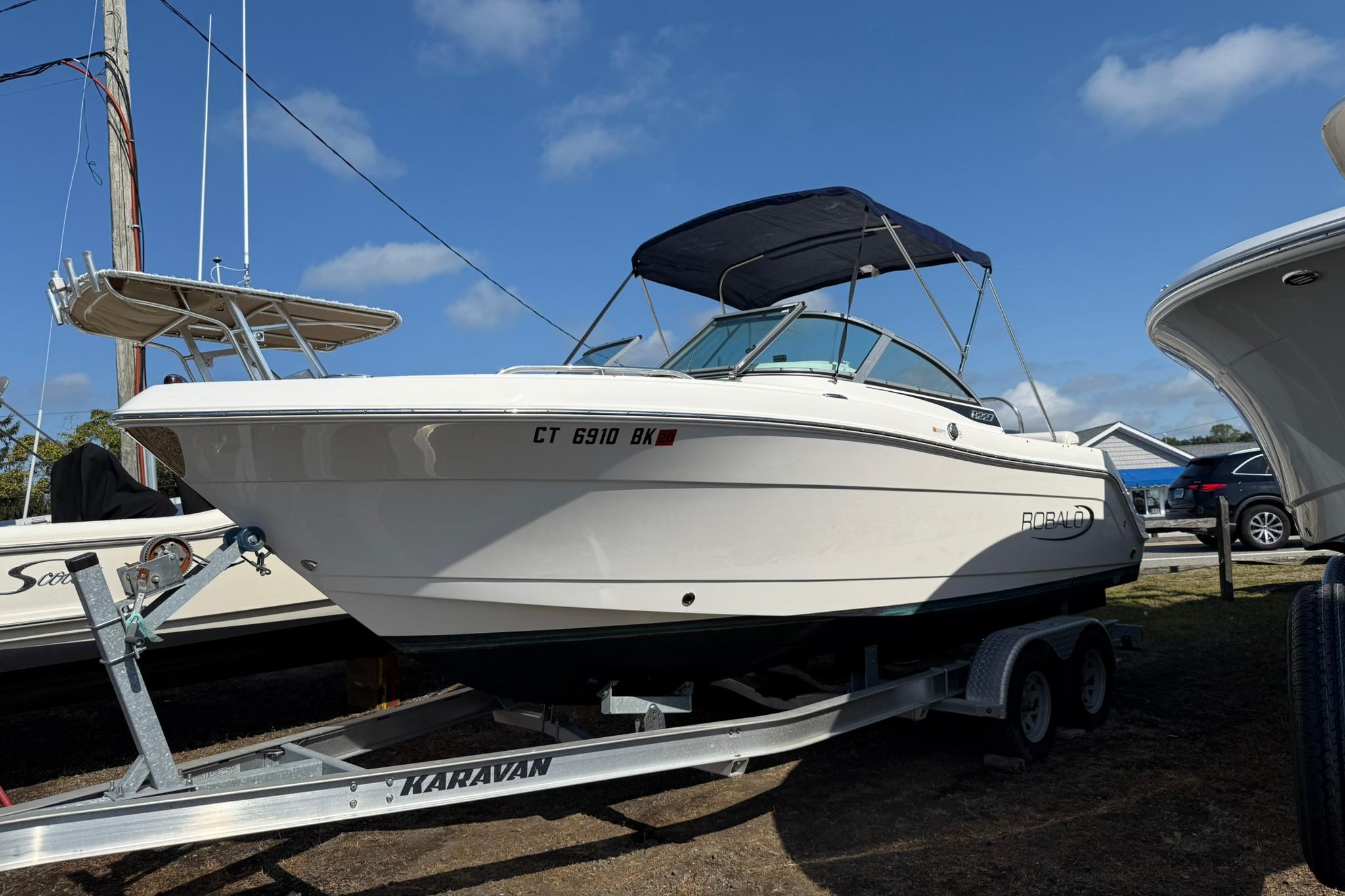 Robalo R227 Dual Console 2019 Robalo R227 Dual Console boat on trailer under blue sky.