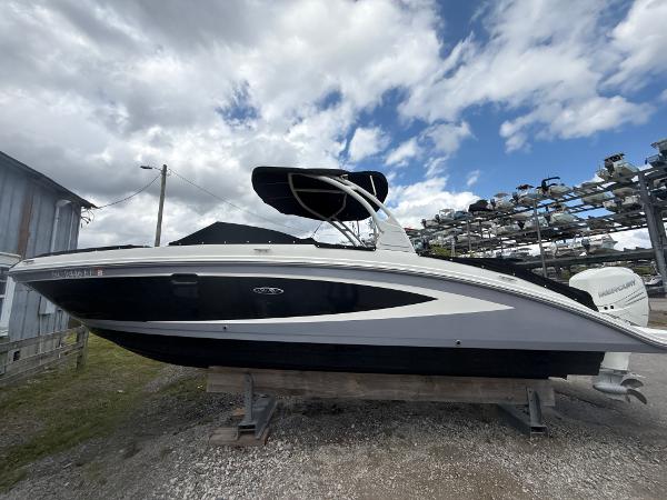 2017 Sea Ray SDX 270 Outboard