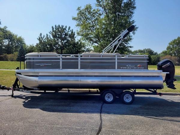 2025 Sun Tracker Party Barge 22 RF XP3