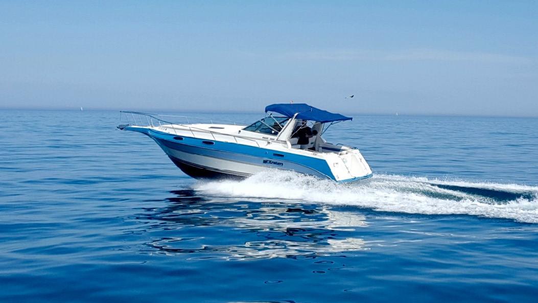 Cruisers Yachts 3060 Rogue 1989 Cruisers Yachts 3060 Rogue cruising on calm blue waters.