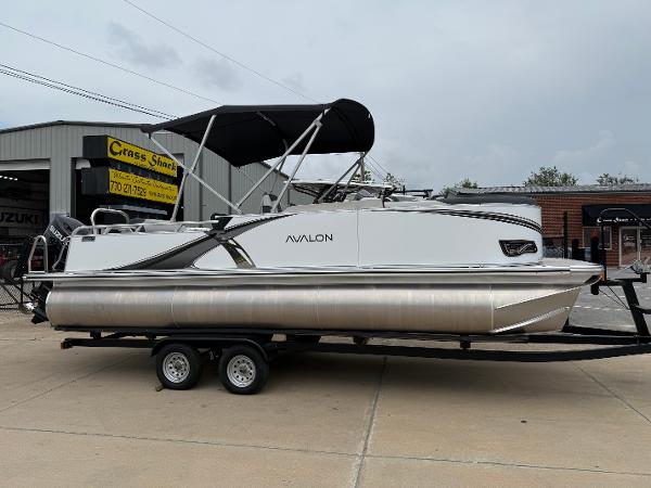 2025 Avalon LSZ Versatile Rear Lounger