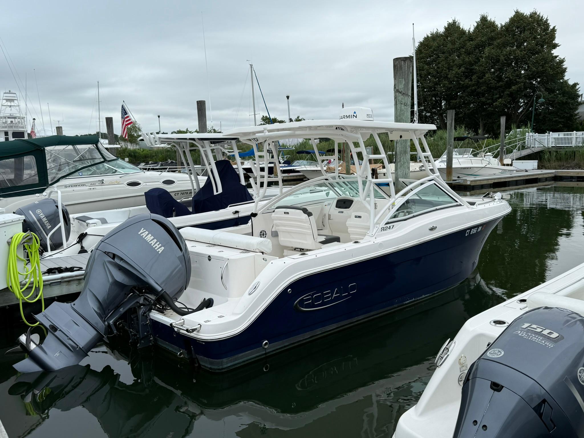 Robalo R247 Dual Console 2022 Robalo R247 Dual Console boat docked with Yamaha outboard engine.