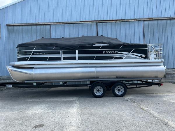 Sweetwater 2286SFL 2023 Sweetwater 2286SFL pontoon boat on a trailer, covered and parked.