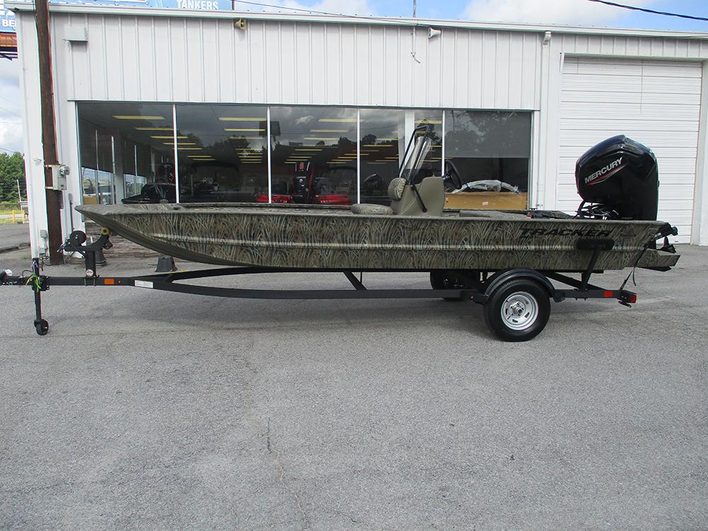 Tracker Grizzly 1860 CC 2026 Tracker Grizzly 1860 CC boat on trailer outside dealership.