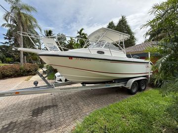 1998 Boston Whaler 23 Conquest