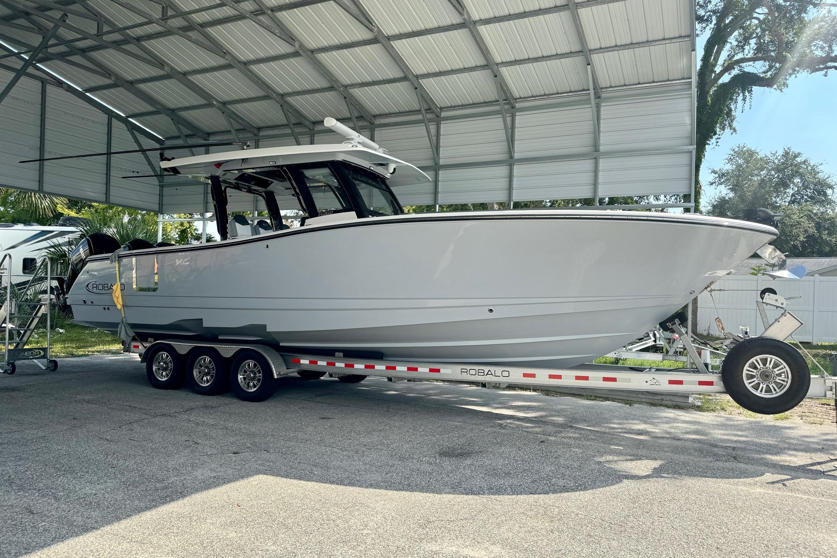2022 Robalo R360 Center Console