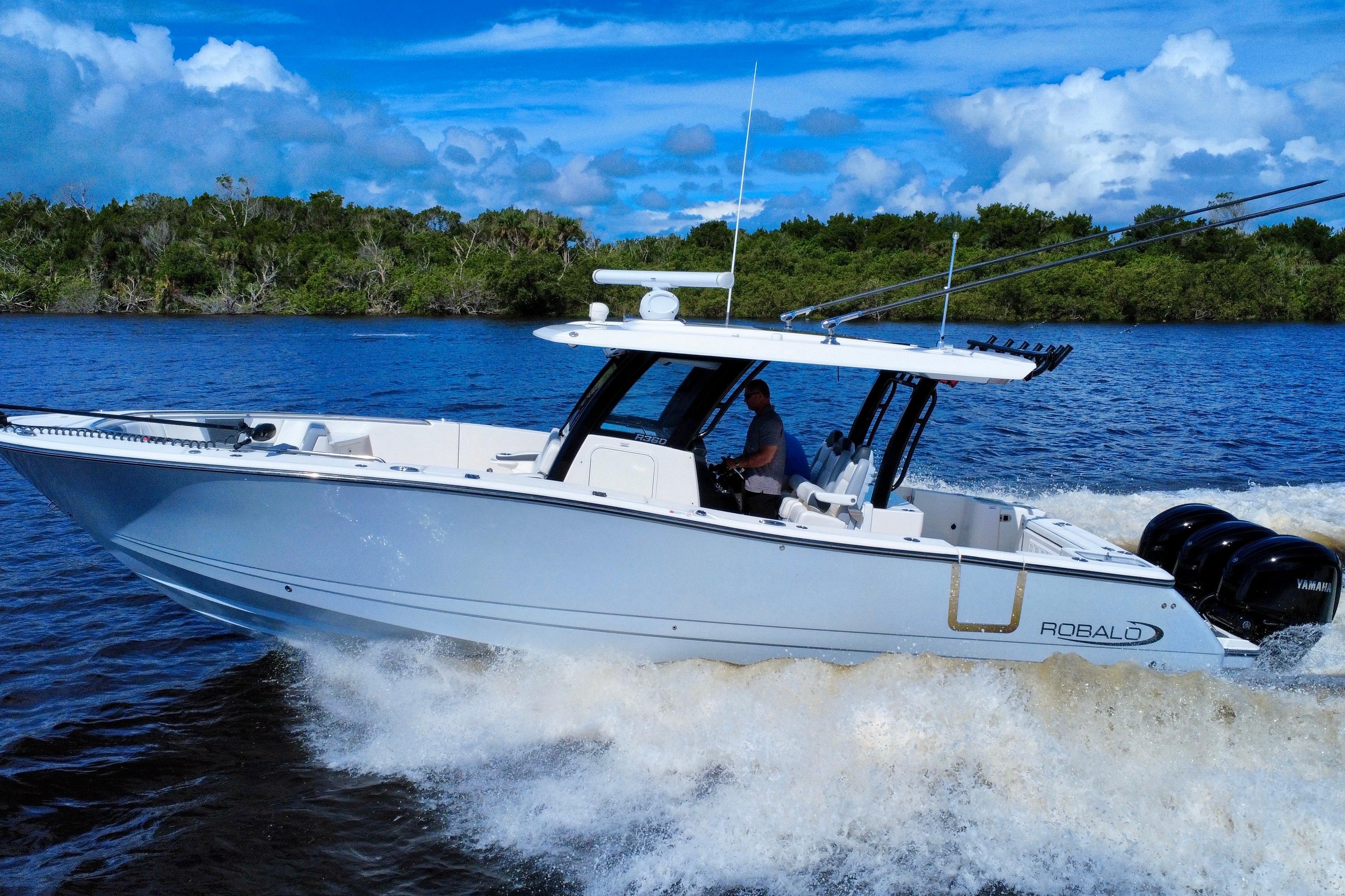 2022 Robalo R360 Center Console