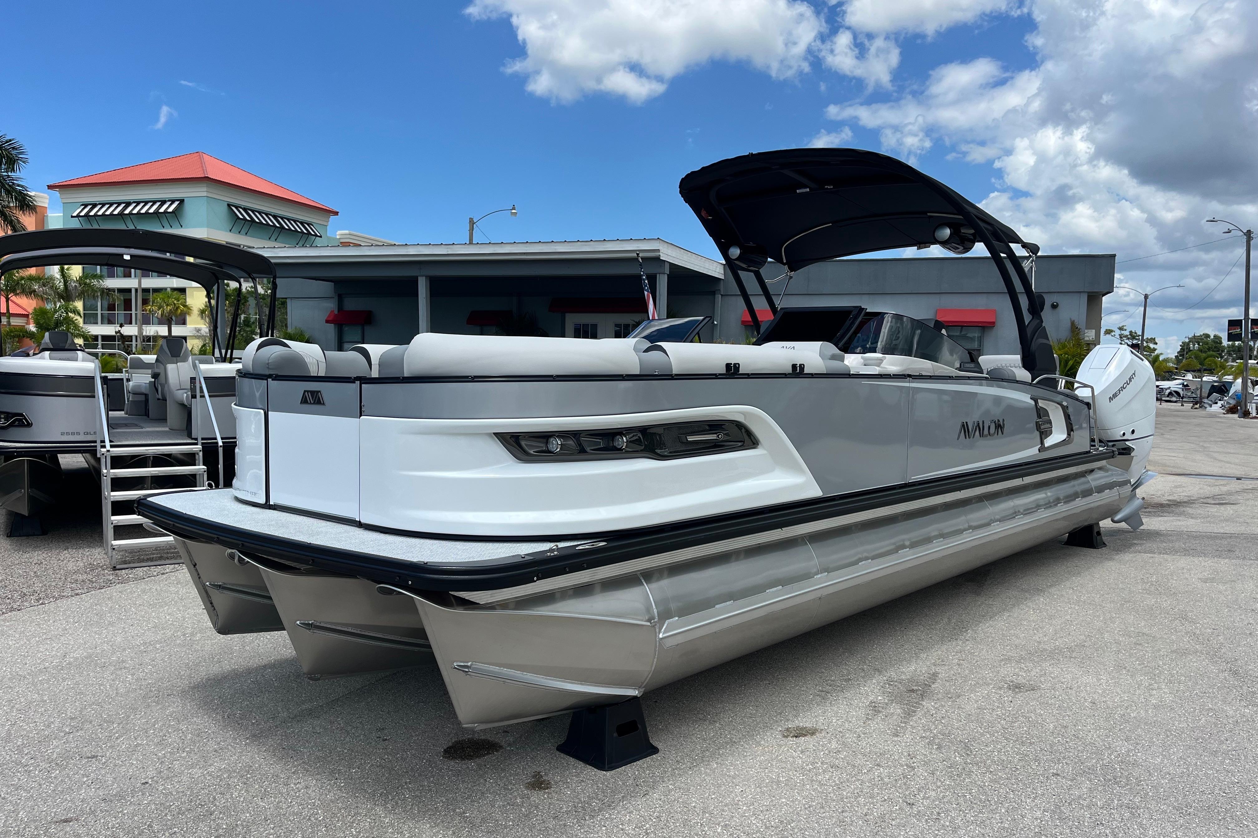 2026 Avalon 2785 Excalibur LTD, Windshield Quad Lounger, Twin Mercury 400hp V-10 Joystic