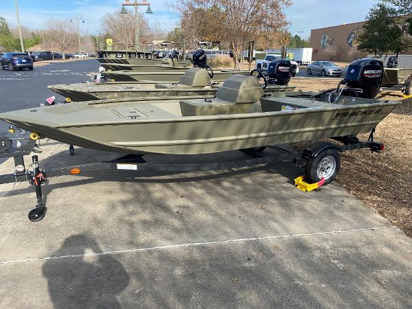 Tracker Grizzly 1648 SC 2023 Tracker Grizzly 1648 SC boat on trailer in outdoor lot.