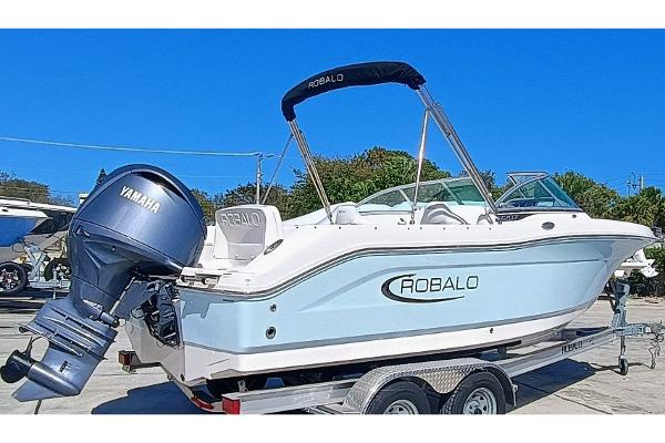 Robalo R207 Dual Console 2024 Robalo R207 Dual Console boat with Yamaha engine on trailer.