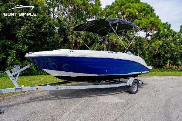 Hurricane SunDeck Sport 205 OB 2021 Hurricane SunDeck Sport 205 OB boat on trailer, parked outdoors.