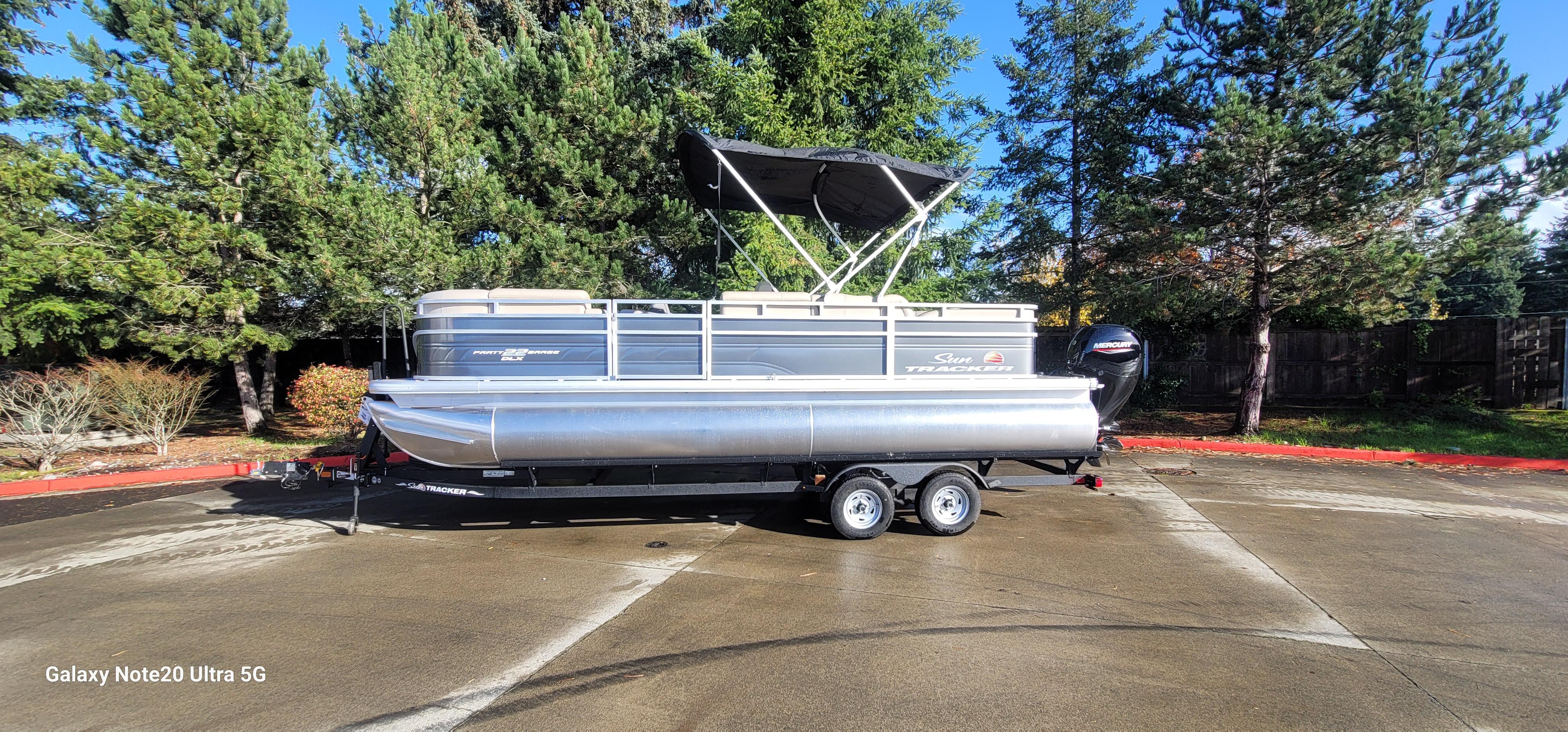 2025 Sun Tracker Party Barge 22 RF DLX
