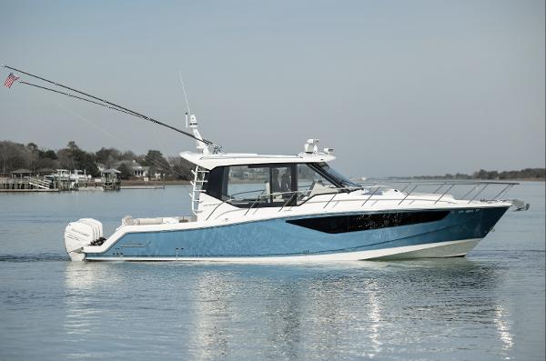 2021 Boston Whaler 405 Conquest