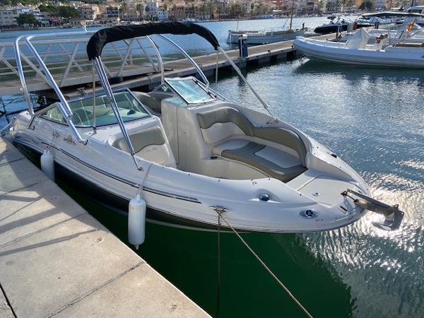 2005 Sea Ray 220 Sundeck