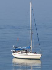 Jeanneau Espace 1000 1982 Jeanneau Espace 1000 sailboat on calm water, featuring a tall mast and blue accents.