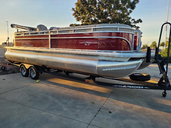 2024 Sun Tracker Party Barge 24 DLX