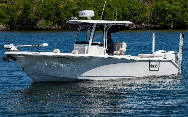Sea Hunt Ultra 265 SE 2022 Sea Hunt Ultra 265 SE boat cruising on a calm lake.