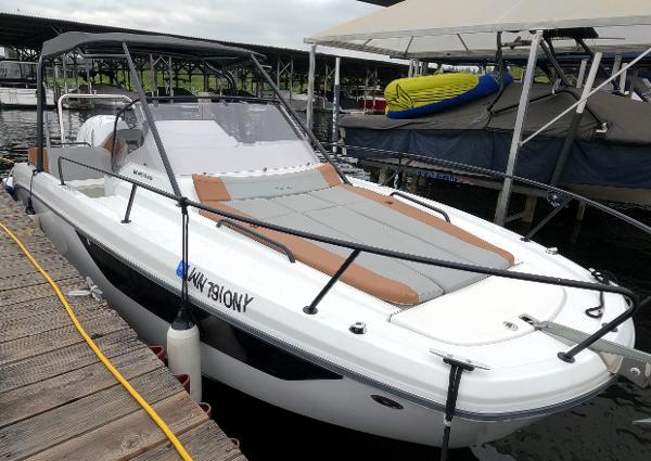 Beneteau Flyer 8 SUNdeck 2022 Beneteau Flyer 8 SUNdeck boat docked at marina.