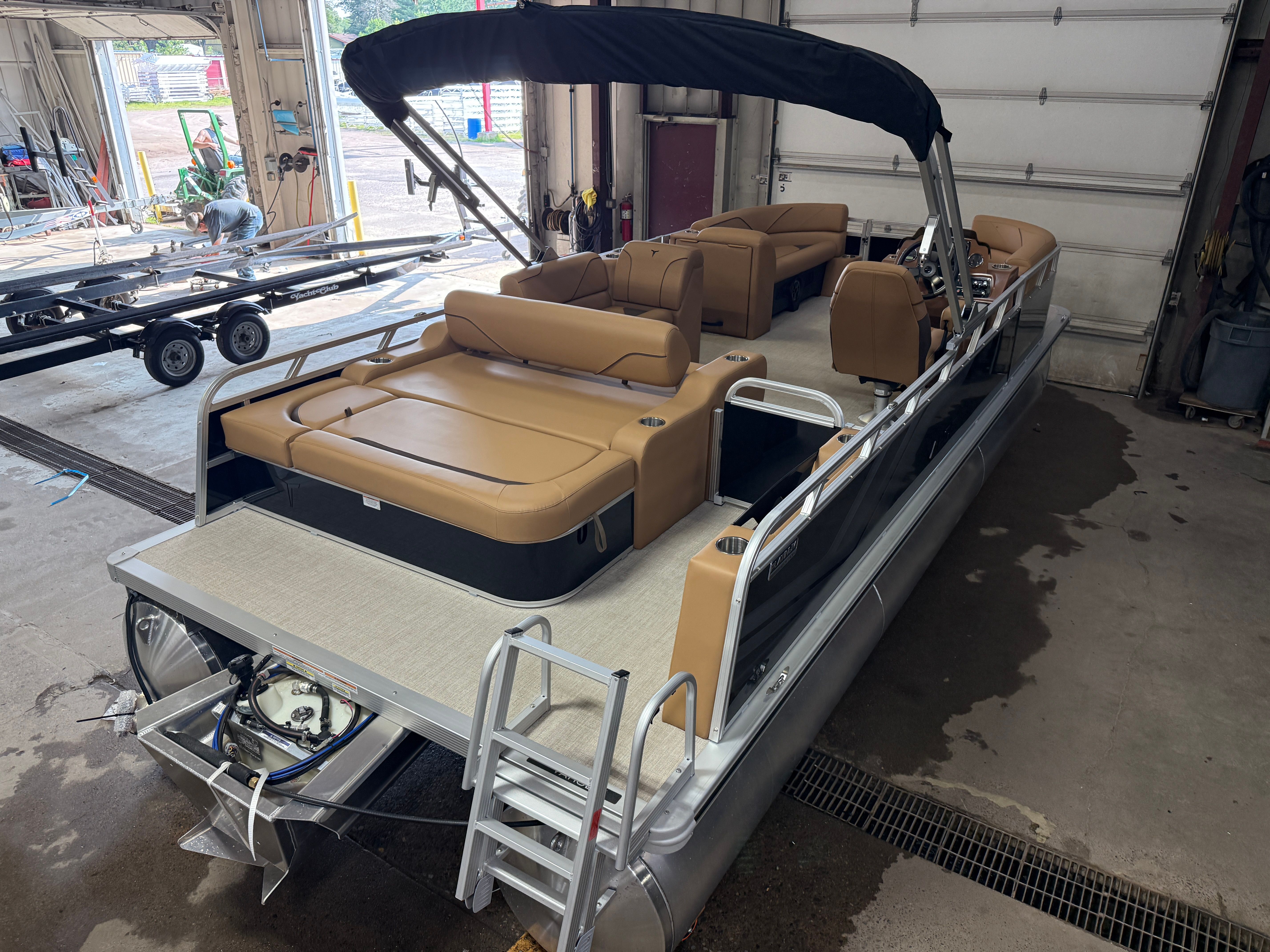 2025 Tahoe Sport 2385 Swingback (VRB) & Honda 4-Stroke EFI