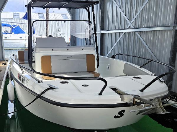 Beneteau Flyer 7 SPACEdeck 2021 Beneteau Flyer 7 SPACEdeck boat docked in a covered marina.