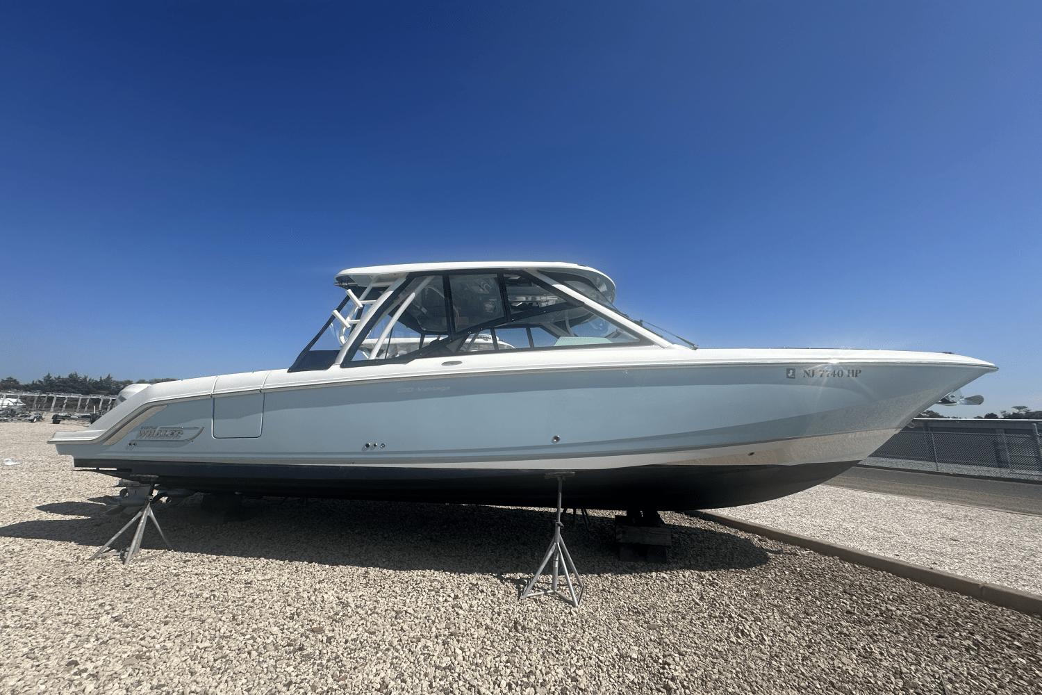 2021 Boston Whaler 320 Vantage