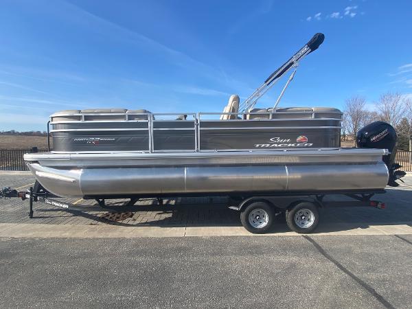 2025 Sun Tracker Party Barge 22 XP3