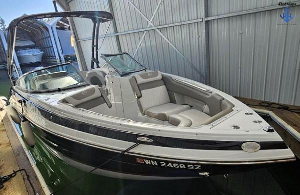 Crownline 260 XXS 2022 Crownline 260 XXS boat docked in a marina.