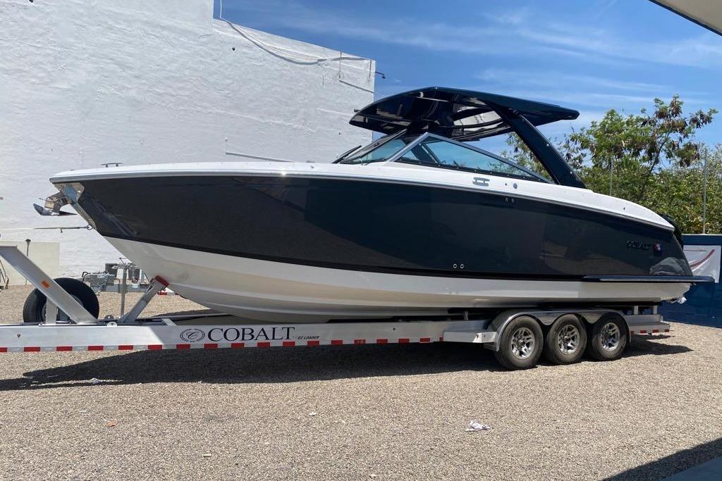 2023 Cobalt R33 Outboard