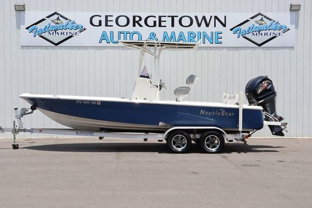 2022 NauticStar 227 Bay
