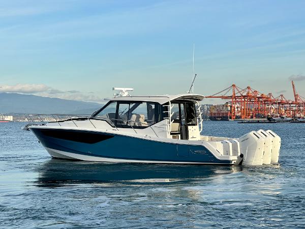 2024 Boston Whaler 405 Conquest