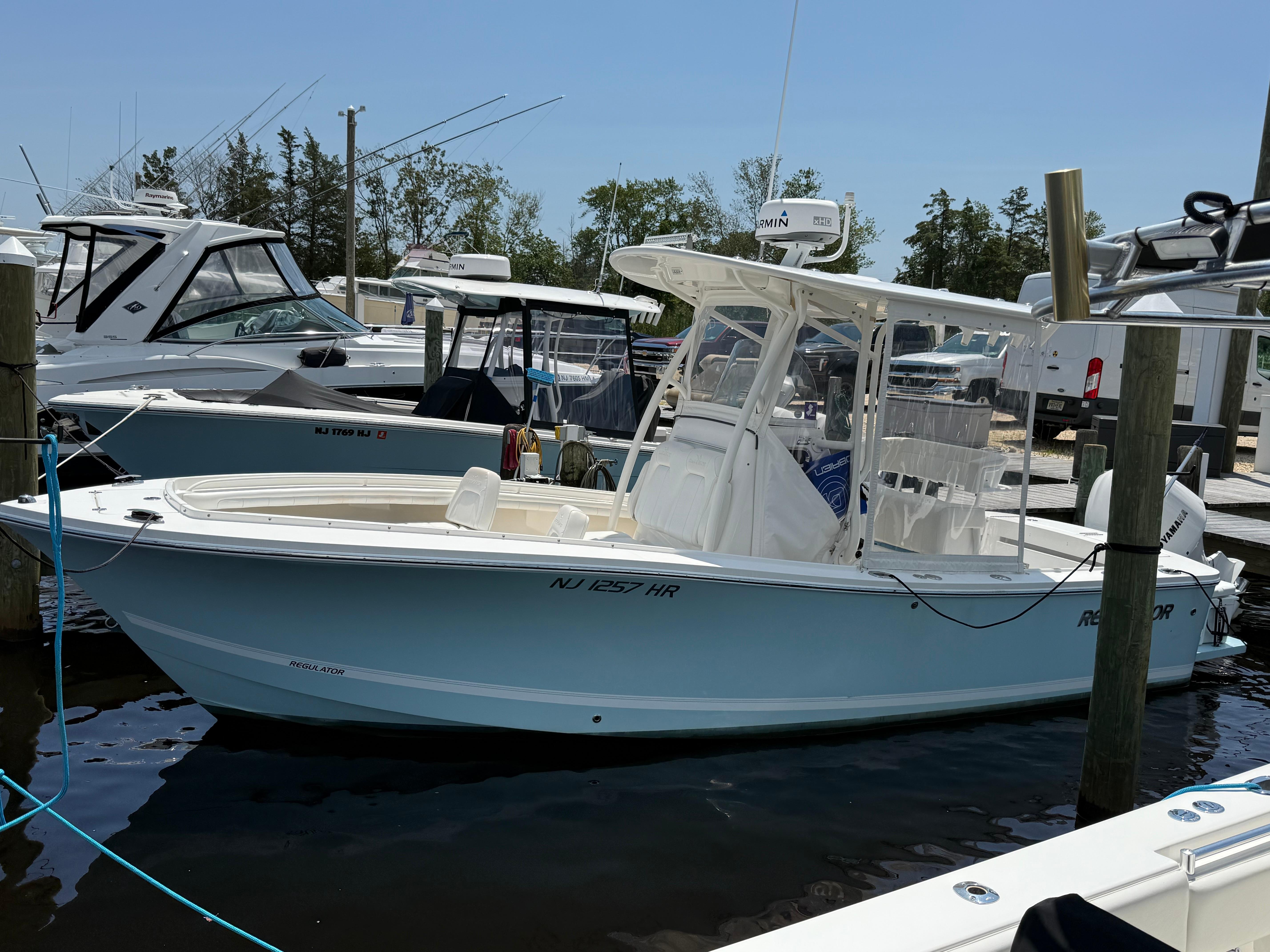 Regulator 23 2018 Regulator 23 boat docked at marina, featuring sleek design and modern equipment.