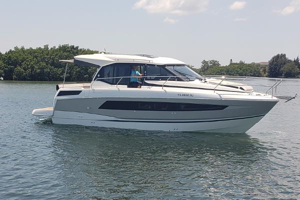 Jeanneau 33 Express 2019 33 Jeanneau Express - Profile