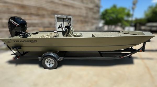 Tracker Grizzly 2072 CC 2024 Tracker Grizzly 2072 CC boat on trailer, side view.
