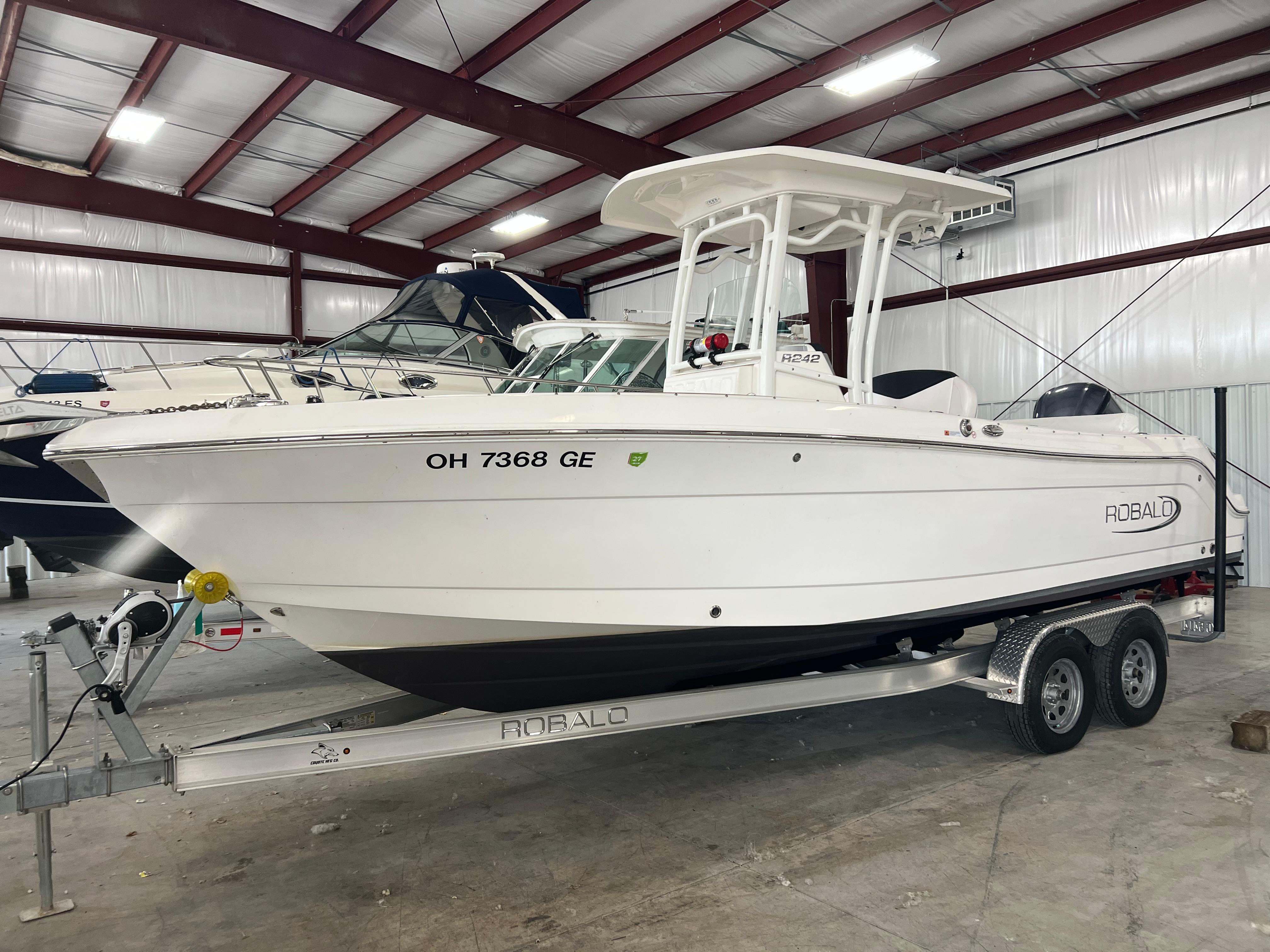 2021 Robalo R242 Center Console