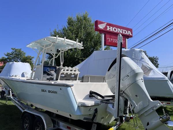 2023 Sea Born LX24 Center Console