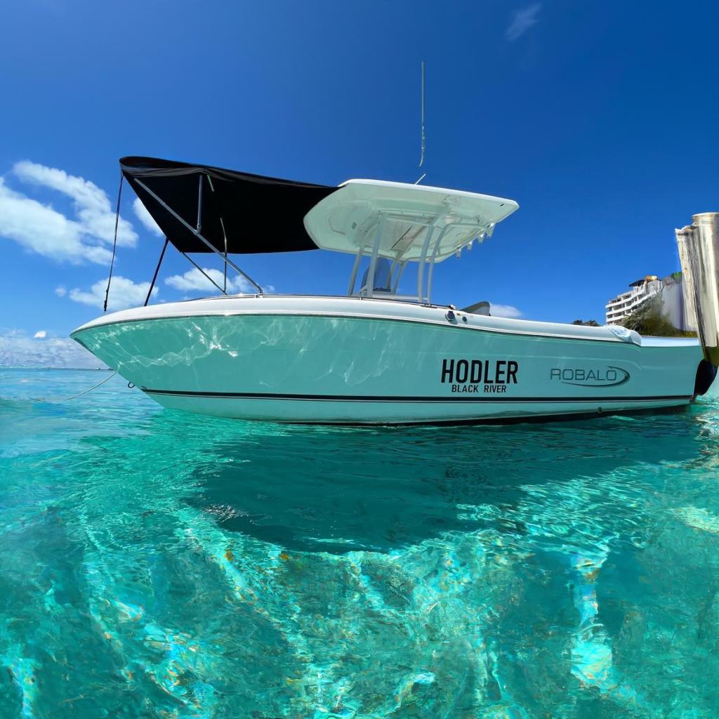 2016 Robalo R222 Center Console