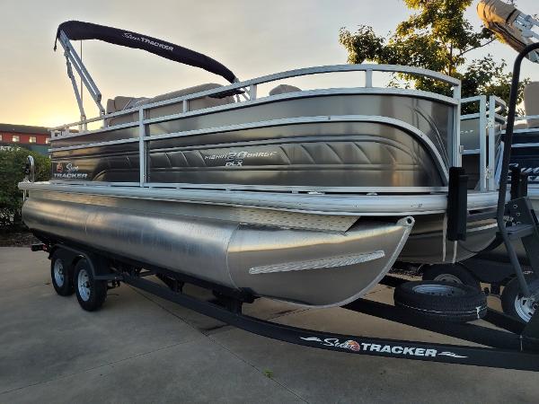 2024 Sun Tracker Fishin' Barge 20 DLX