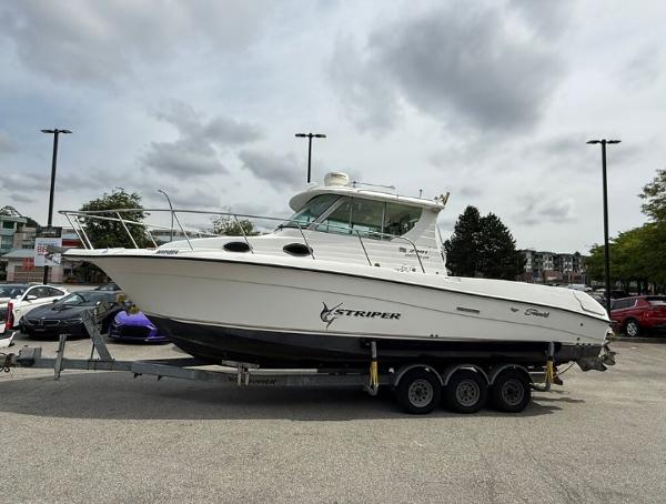 Seaswirl Striper 2901 Alaskan 2005 Seaswirl Striper 2901 Alaskan boat on trailer in parking lot.