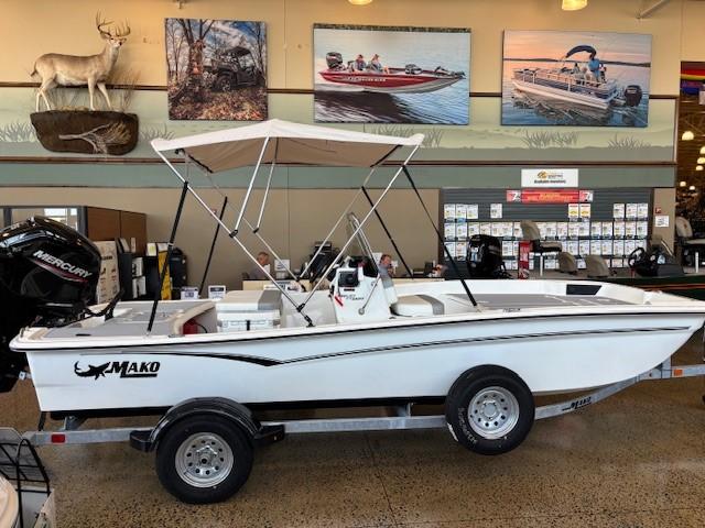 Mako Pro Skiff 17 CC 2025 Mako Pro Skiff 17 CC boat displayed indoors with canopy and trailer.