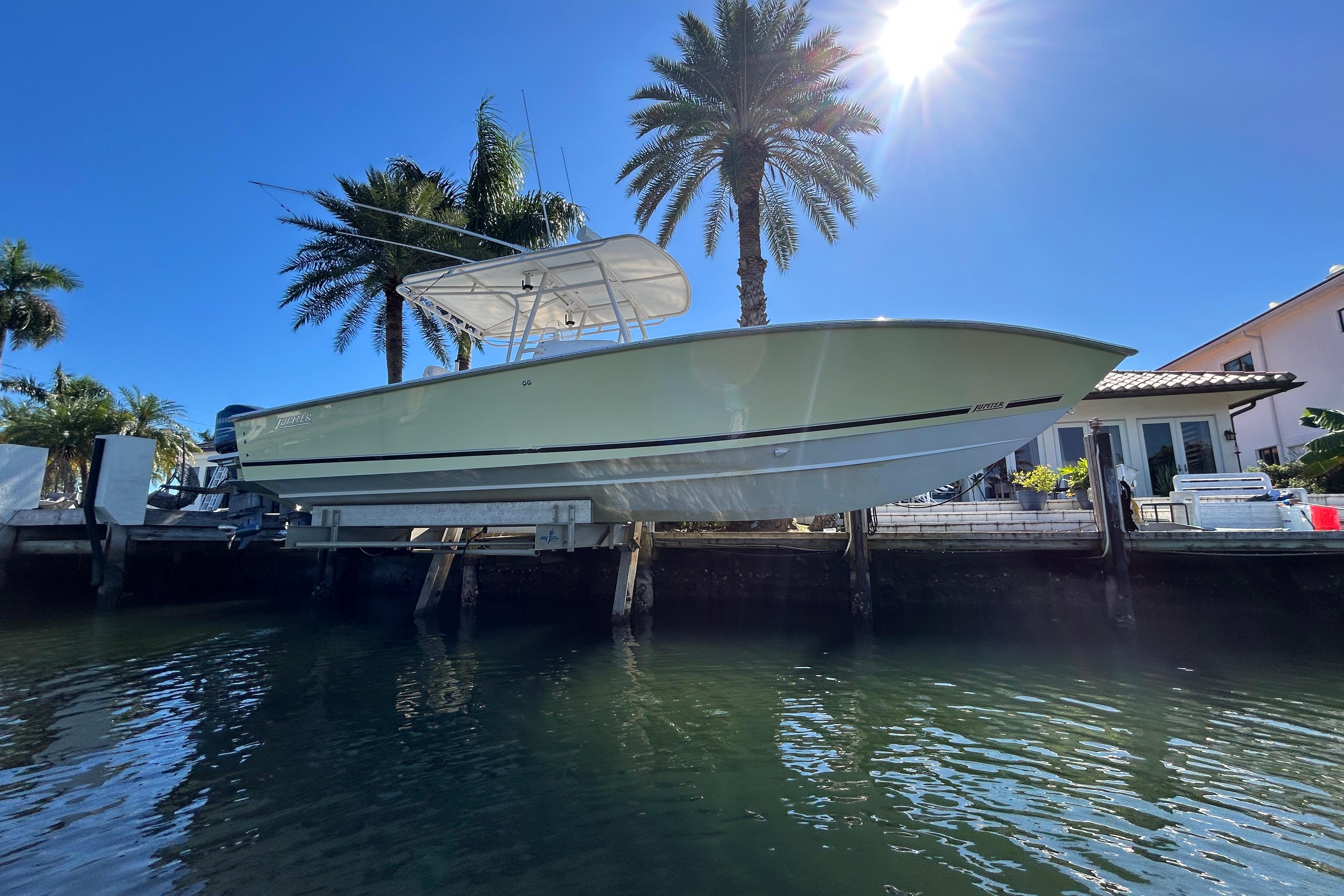 2006 Jupiter 31 Center Console FS